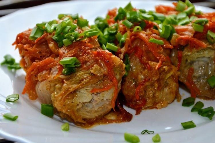 Pekingská kapusta plnená kapusta v hrnci Pekingská kapusta plnená kapusta v hrnci