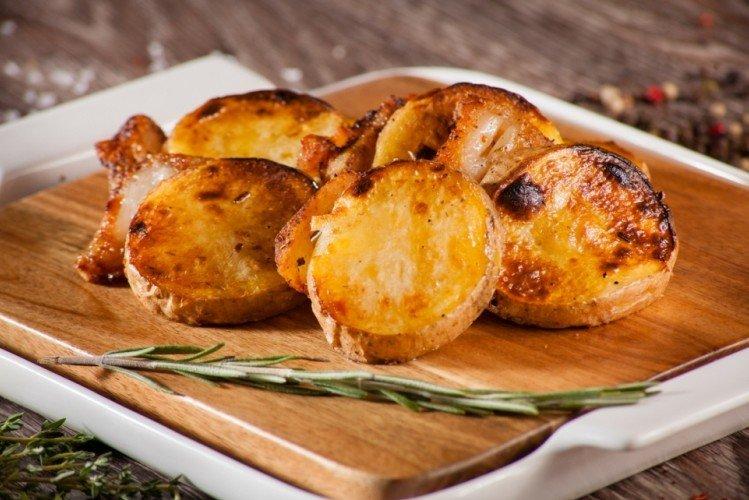 Zemiaky v kyslej smotane pečené na grile Zemiaky v kyslej smotane pečené na grile