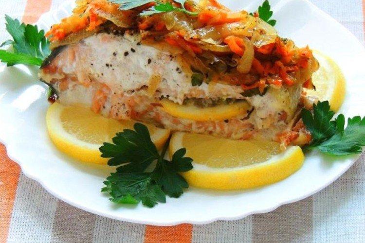 Pstruhové steaky s cibuľou a mrkvou Pstruhové steaky s cibuľou a mrkvou