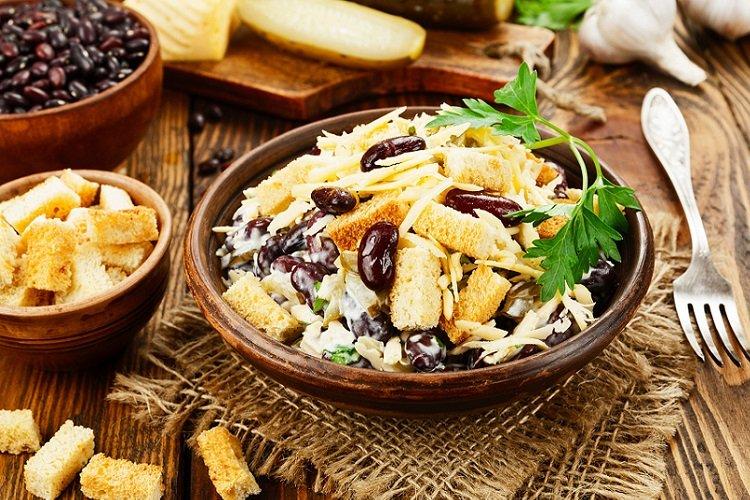 20 délicieuses salades aux haricots et croûtons