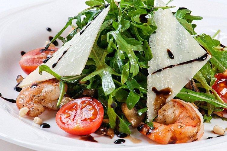 Šalát z rukoly, kreviet a parmezánu Šalát z rukoly, kreviet a parmezánu