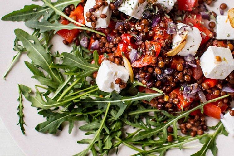 Feta šalát s rukolou a šošovicou Feta šalát s rukolou a šošovicou