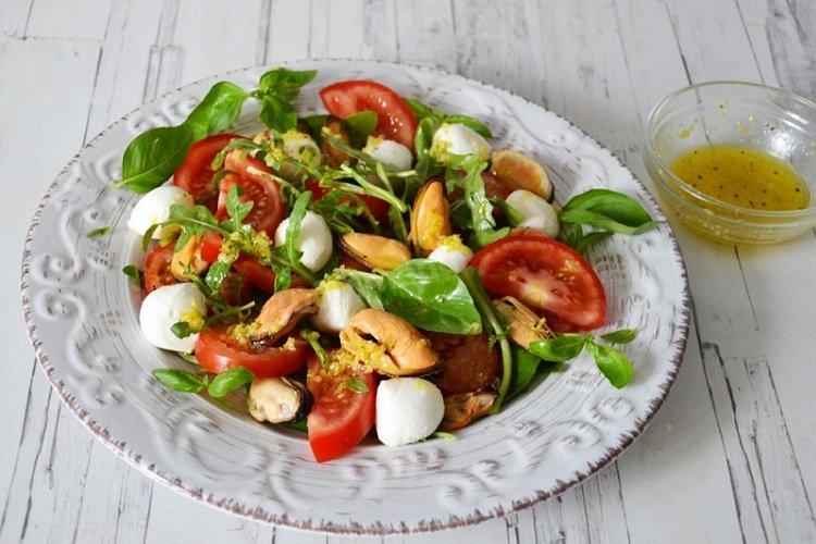 Šalát z mušlí, rukoly a mozzarelly Šalát z mušlí, rukoly a mozzarelly