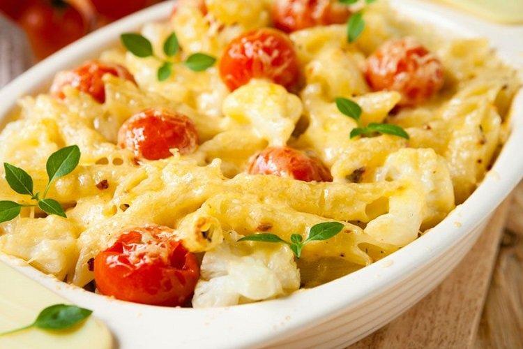 Kastról z cestovín, cherry paradajok a karfiolu Kastról z cestovín, cherry paradajok a karfiolu