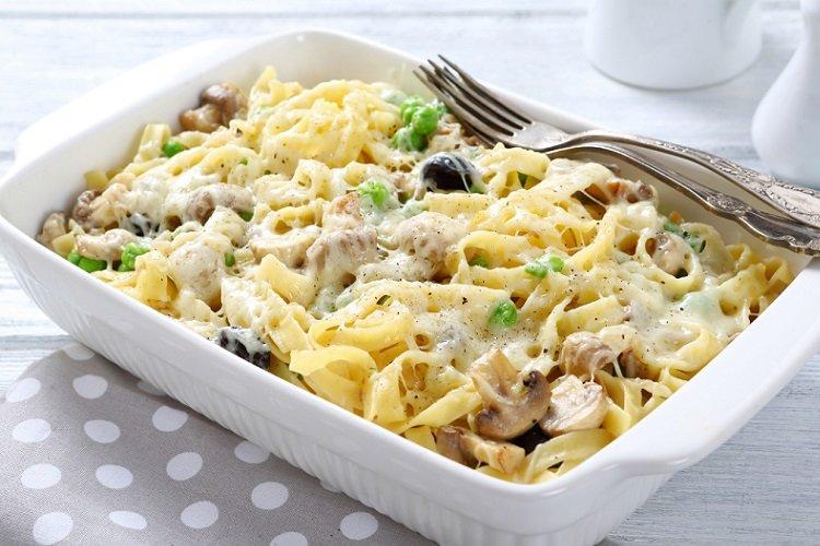 Kastról s cestovinami so šampiňónmi Kastról s cestovinami so šampiňónmi