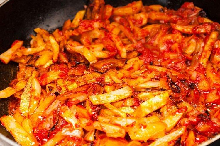Vyprážané zemiaky v paradajke Vyprážané zemiaky v paradajke