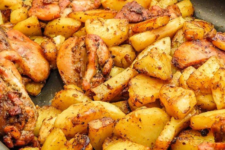 Vyprážané zemiaky s kuracím filé Vyprážané zemiaky s kuracím filé