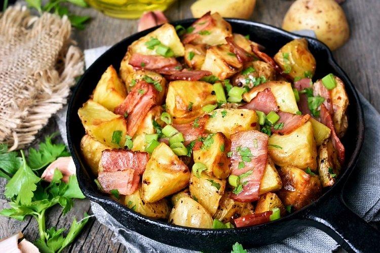 Vyprážané zemiaky so slaninou a bylinkami Vyprážané zemiaky so slaninou a bylinkami