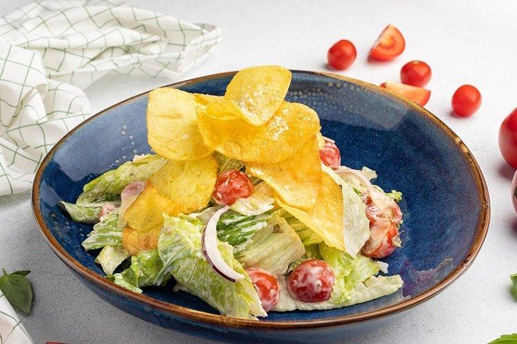 Šalát s hranolkami, cherry paradajkami a parmezánom Šalát s hranolkami, cherry paradajkami a parmezánom