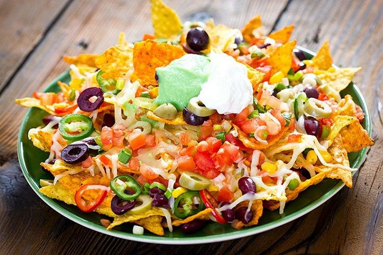 Pikantný šalát s nachos hranolkami Pikantný šalát s nachos hranolkami