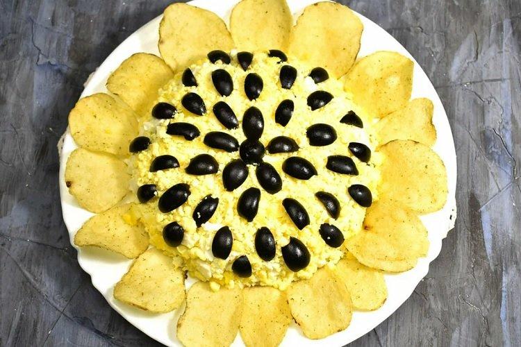 Syrový šalát s olivami a hranolkami Syrový šalát s olivami a hranolkami