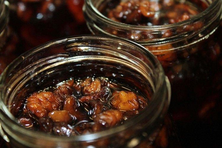 Džem z borovicovej šišky s vlašskými orechmi Džem z borovicovej šišky s vlašskými orechmi