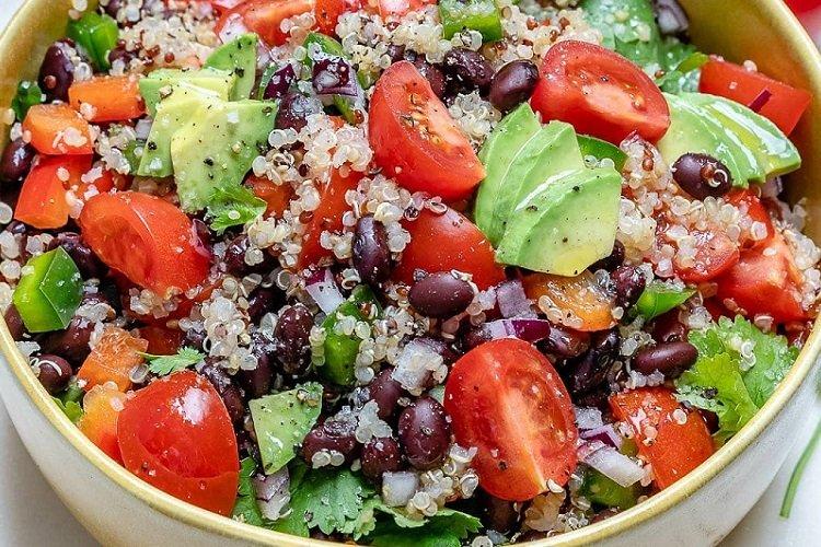 Šalát z červených fazúľ a quinoa Šalát z červených fazúľ a quinoa
