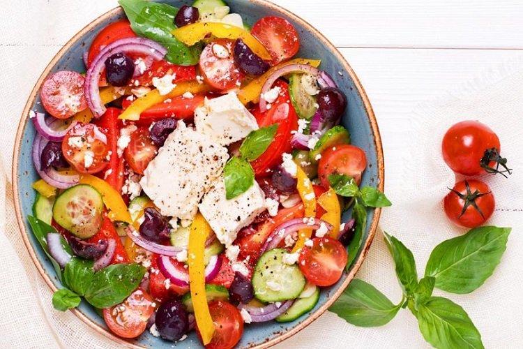 Feta, červený fazuľa a zeleninový šalát Feta, červený fazuľa a zeleninový šalát