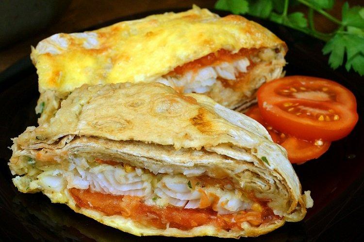Pollock filé zapečené s paradajkami v chlebe pita Pollock filé zapečené s paradajkami v chlebe pita