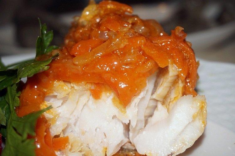 Pollock filé zapečené s paradajkovou omáčkou Pollock filé zapečené s paradajkovou omáčkou