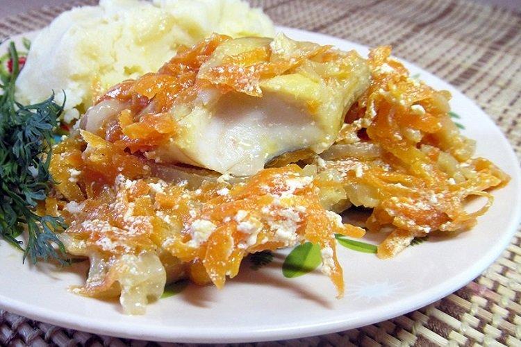 Pollock filé s cibuľou a mrkvou Pollock filé s cibuľou a mrkvou