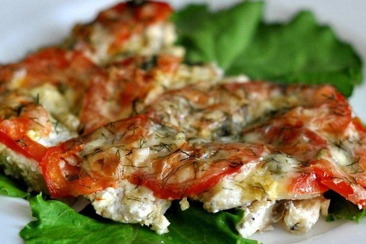 Pollock filé zapečené so syrom a paradajkami Pollock filé zapečené so syrom a paradajkami