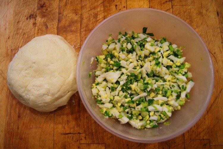 S vajíčkom a zelenou cibuľkou S vajíčkom a zelenou cibuľkou