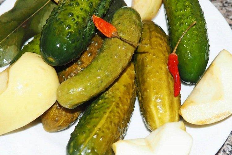 Ľahko solené uhorky s jablkom a zelerom Ľahko solené uhorky s jablkom a zelerom