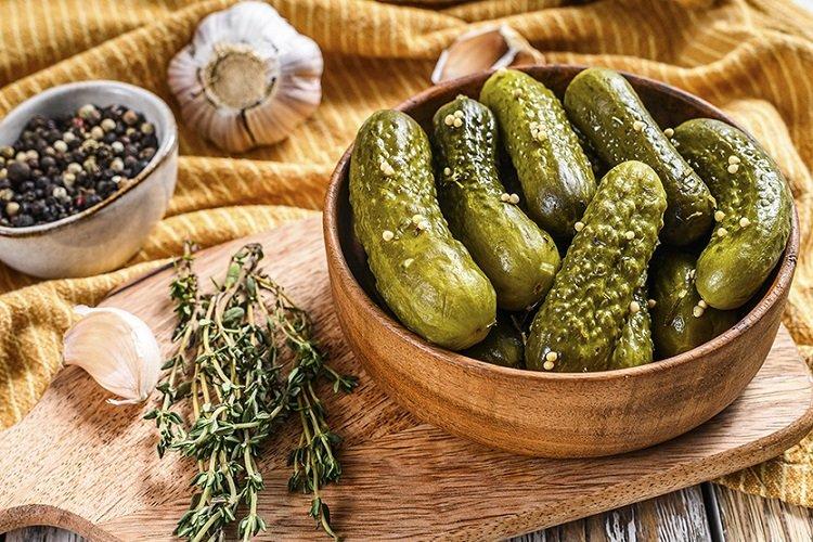 Ľahko solené uhorky s koriandrom a estragónom Ľahko solené uhorky s koriandrom a estragónom
