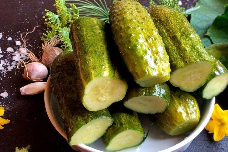 Ľahko solené uhorky s horčicou vo vrecku Ľahko solené uhorky s horčicou vo vrecku