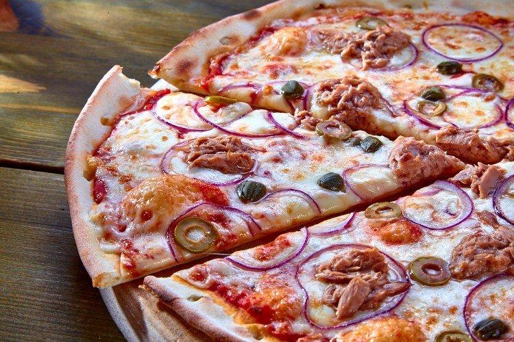 Pizza plnka s tuniakom, paradajkami a mozzarellou Pizza plnka s tuniakom, paradajkami a mozzarellou