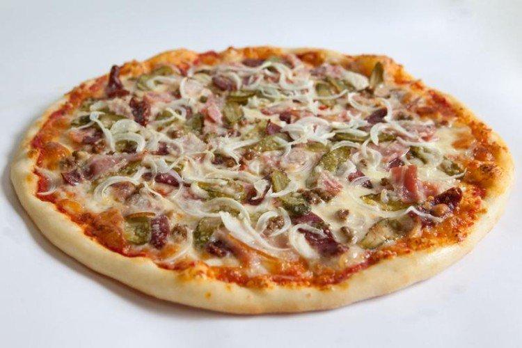 S mletým mäsom, cibuľou, slaninou a kyslou uhorkou S mletým mäsom, cibuľou, slaninou a kyslou uhorkou