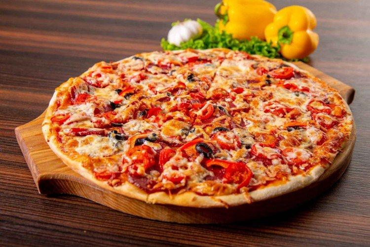 Pizza plnka so salámou, syrom a paprikou Pizza plnka so salámou, syrom a paprikou
