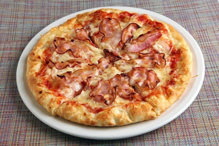 Pizza plnka so slaninou, syrom a paradajkami Pizza plnka so slaninou, syrom a paradajkami