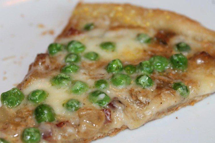 Pizza plnka s klobásou, šampiňónmi a zeleným hráškom Pizza plnka s klobásou, šampiňónmi a zeleným hráškom