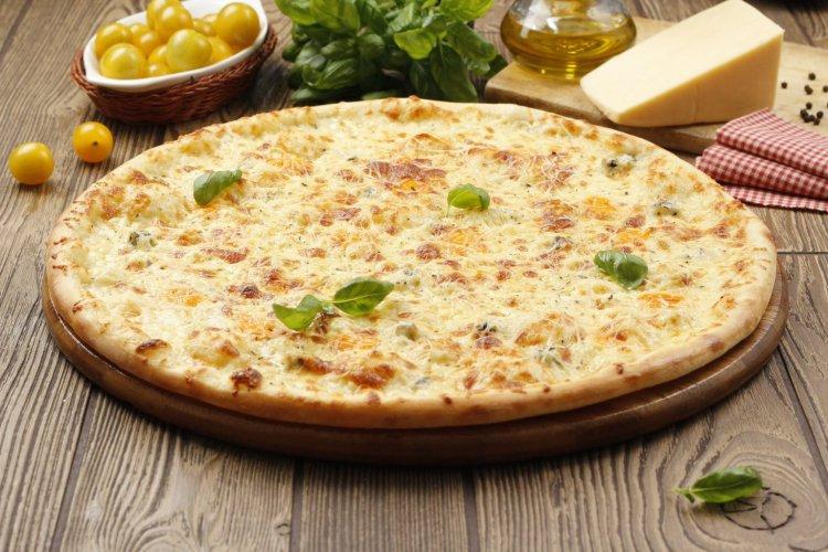 Plnenie pizze loveckými klobásami Plnenie pizze loveckými klobásami