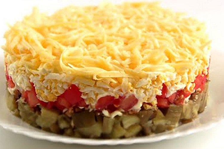 Vrstvený baklažán a syrový šalát Vrstvený baklažán a syrový šalát