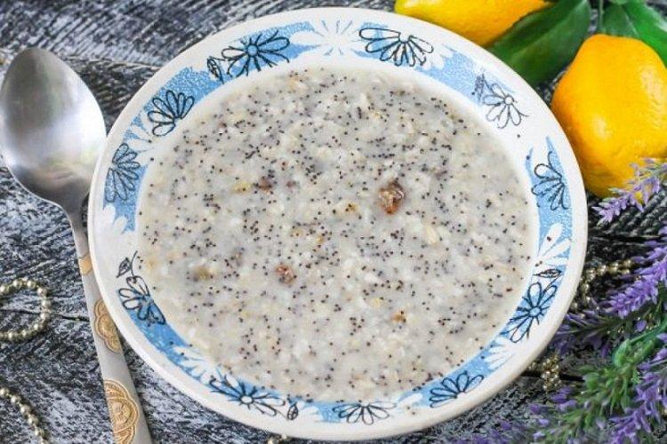 Ovsené vločky s hrozienkami a makom Ovsené vločky s hrozienkami a makom