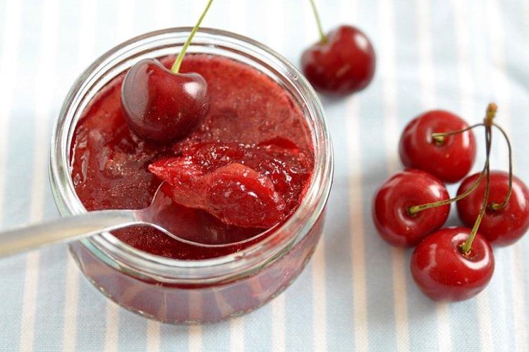 Sladký čerešňový džem v mixéri Sladký čerešňový džem v mixéri