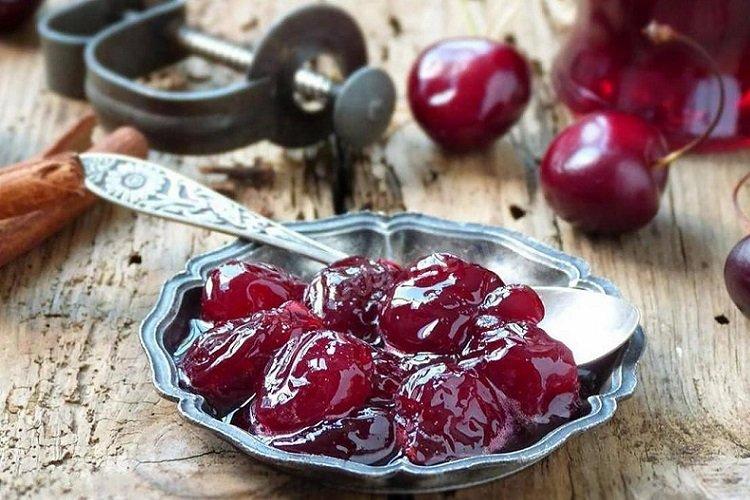 Sladký čerešňový džem v pomalom hrnci Sladký čerešňový džem v pomalom hrnci