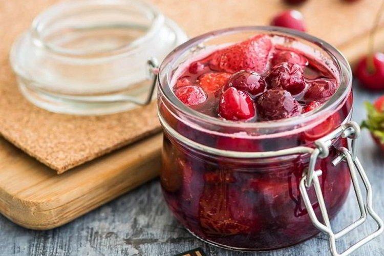 Sladký čerešňový a jahodový džem Sladký čerešňový a jahodový džem
