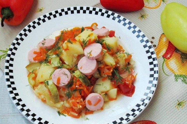 Dusená cuketa so zemiakmi a párkami Dusená cuketa so zemiakmi a párkami