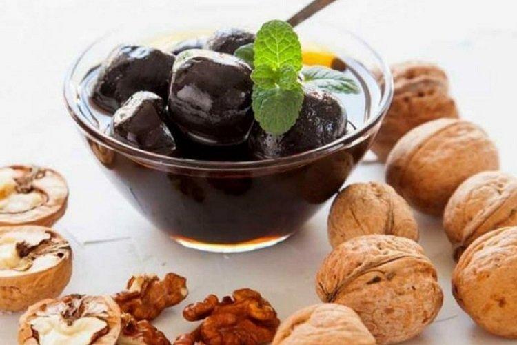 Jednoduchý džem s vlašskými orechmi a cukrom Jednoduchý džem s vlašskými orechmi a cukrom