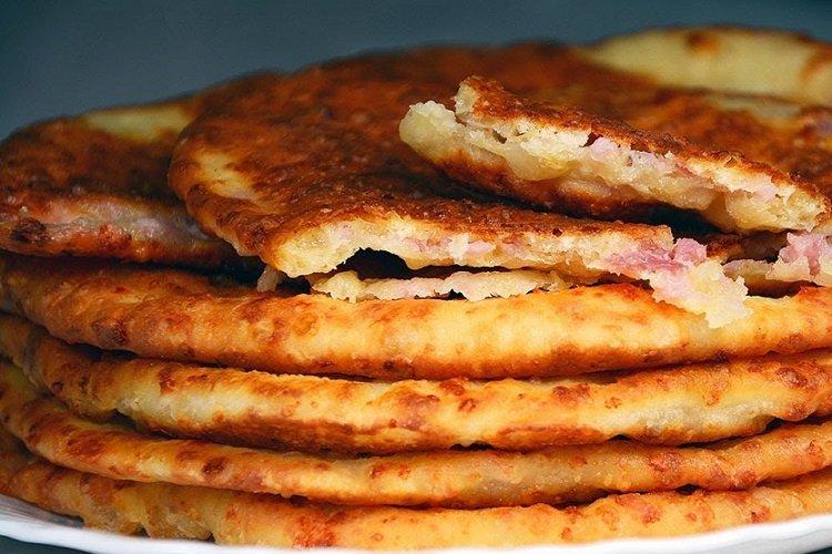 Syrové koláče so šunkou Syrové koláče so šunkou
