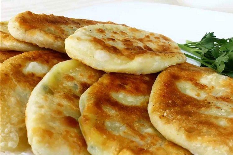 Syrové koláče so zemiakovou plnkou Syrové koláče so zemiakovou plnkou