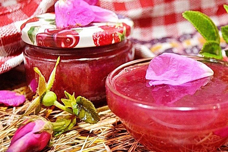 Džem s lupeňmi ruží a šípkami Džem s lupeňmi ruží a šípkami