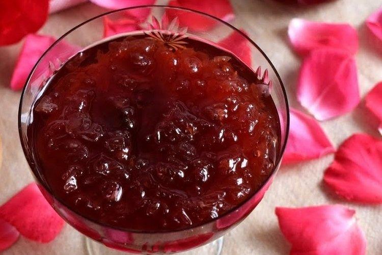 Okvetný lístok ruže a mätový džem Okvetný lístok ruže a mätový džem