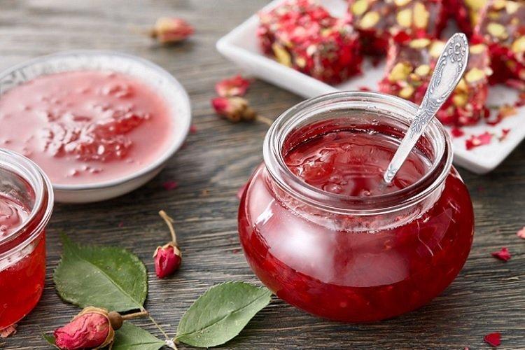 Džem z ružových lístkov bez varenia Džem z ružových lístkov bez varenia