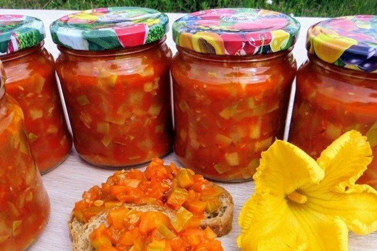 Šalát s ananásmi, paradajkami a cuketou na zimu Šalát s ananásmi, paradajkami a cuketou na zimu