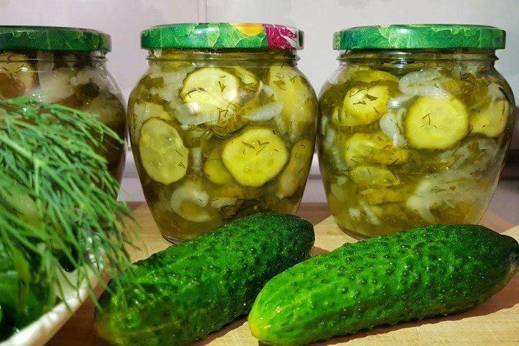 Šalát s uhorkami a zelerom na zimu Šalát s uhorkami a zelerom na zimu