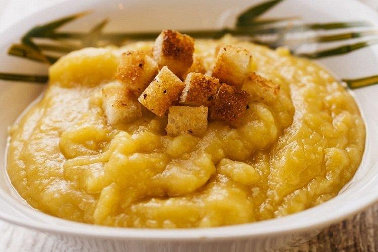 Hrachová kaša s krutónmi Hrachová kaša s krutónmi