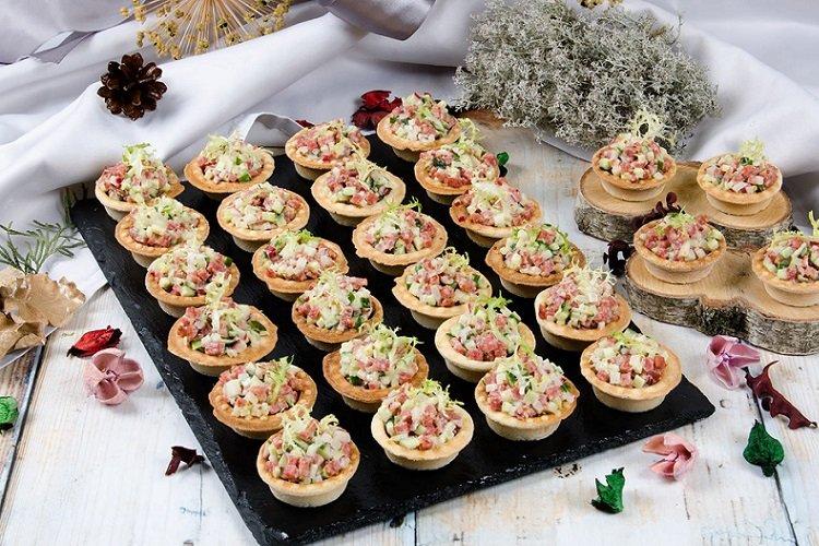 Tartaletky s cervelatom a čerstvou uhorkou Tartaletky s cervelatom a čerstvou uhorkou