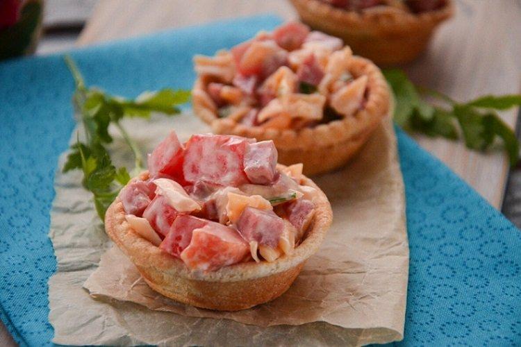 Paradajkové, šunkové a syrové tartaletky Paradajkové, šunkové a syrové tartaletky