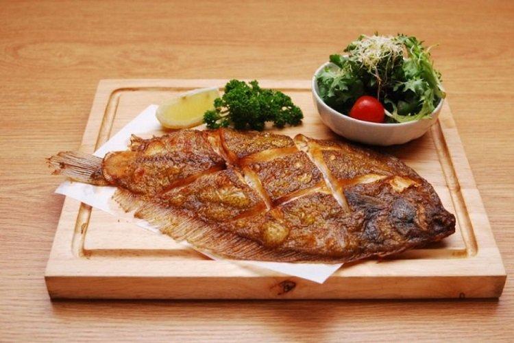 Platesa pečená vo vínovej omáčke Platesa pečená vo vínovej omáčke